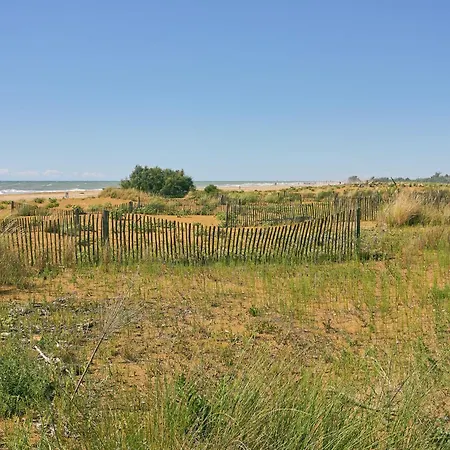 Well-equipped 1 Bedroom Flat For Up To 6 Guests Μπιμπιόνε