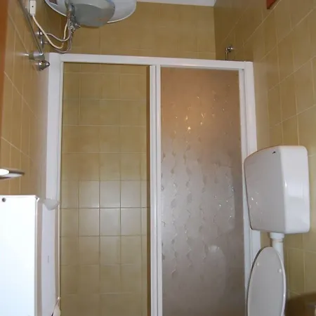 Well-equipped 1 Bedroom Flat For Up To 5 Guests